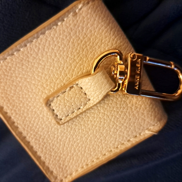 Anne Klein Airpod case with spring clip NWOT - Picture 2 of 4